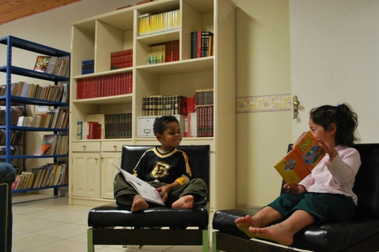 Acad&ecirc;micos organizam biblioteca da Abadeus