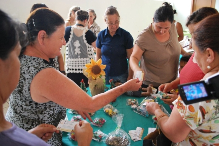 1&ordf; Troca Solid&aacute;ria re&uacute;ne artes&atilde;os