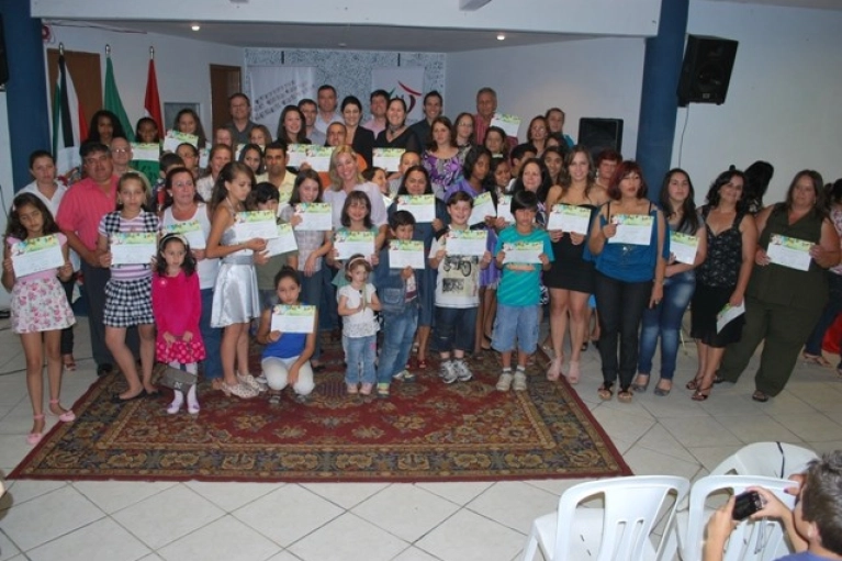 Gera&ccedil;&atilde;o.com Fontana forma mais 104 alunos