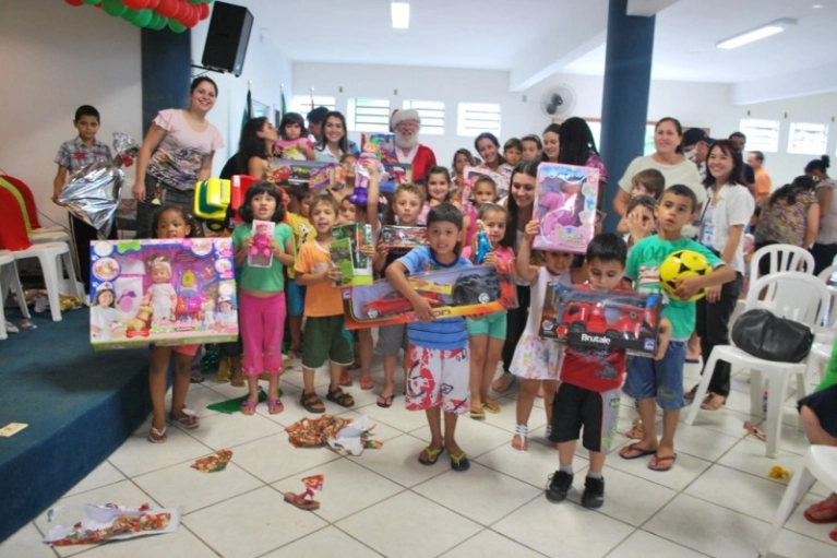 Dom&iacute;nio Sistemas promove tarde de brincadeiras na Abadeus