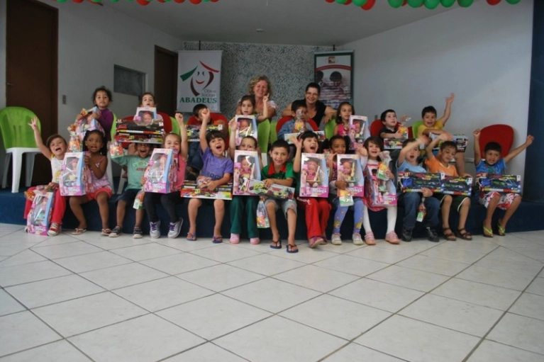 Empresa de Transporte faz doa&ccedil;&atilde;o de brinquedos