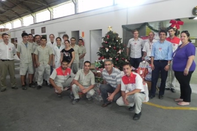 Funcion&aacute;rios da Eliane fazem doa&ccedil;&atilde;o de brinquedos