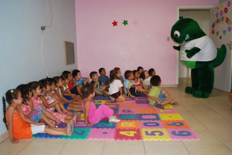 Caverna do Dino faz a&ccedil;&atilde;o social na Abadeus