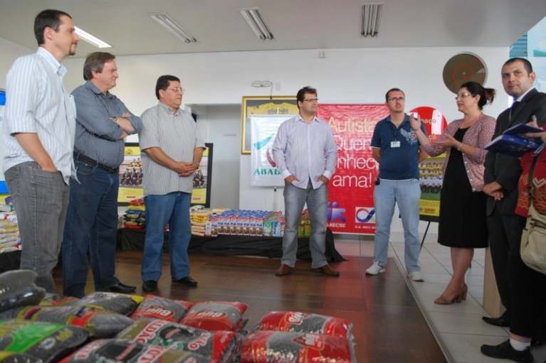 Alianda arrecada alimentos para Abadeus