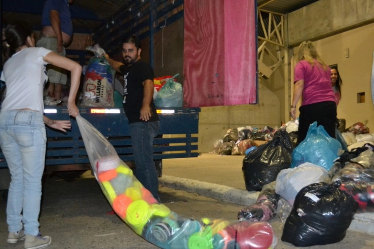 Calouros doam tecidos e alimentos para a Abadeus