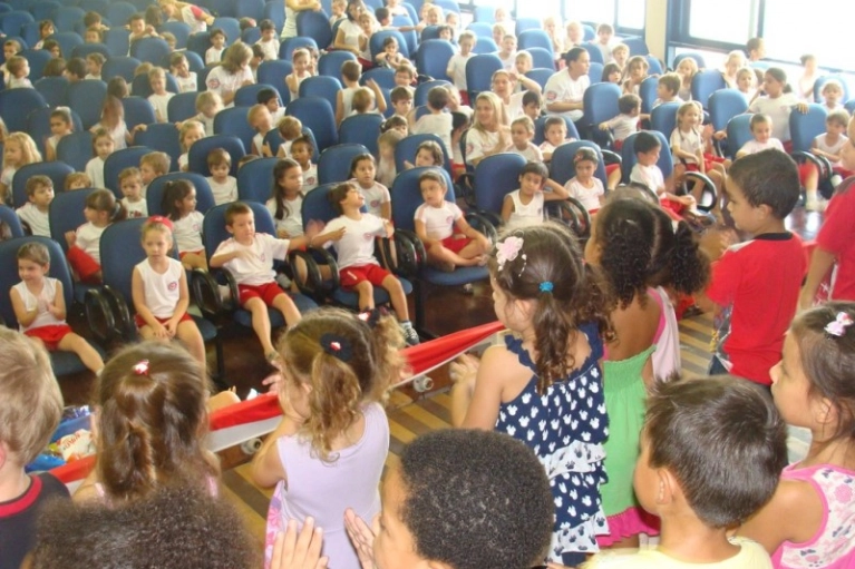 Michel entrega donativos para Abadeus