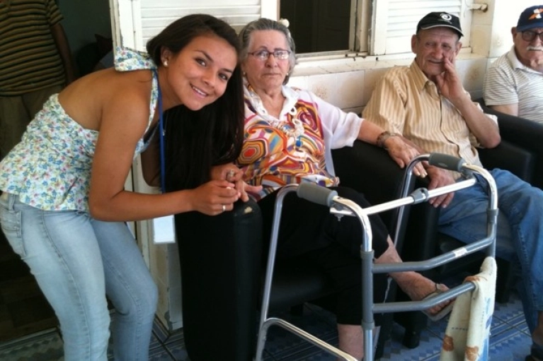 Alunos do Jovem aprendiz visitam Asilo