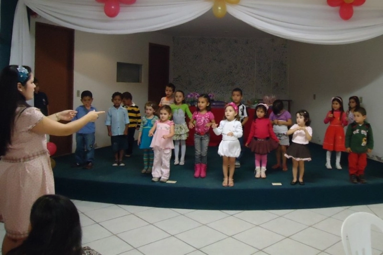 Crian&ccedil;as da Abadeus homenageiam suas m&atilde;es