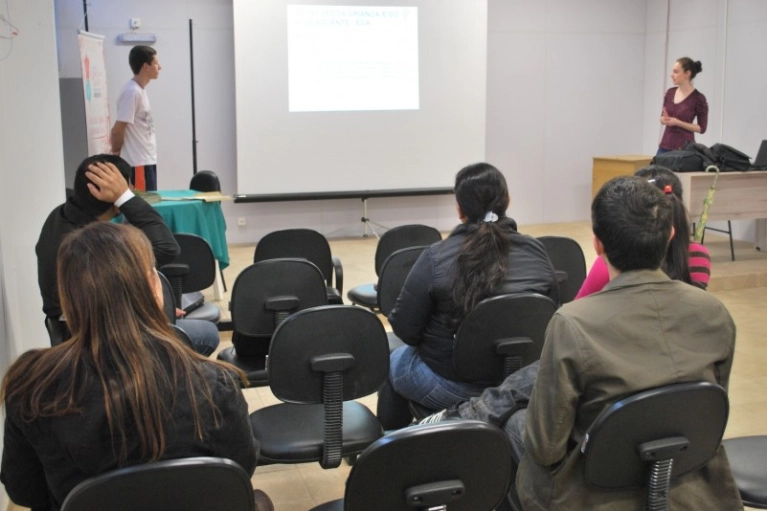 Acad&ecirc;micos de direito ministram palestra sobre ECA na Abadeus