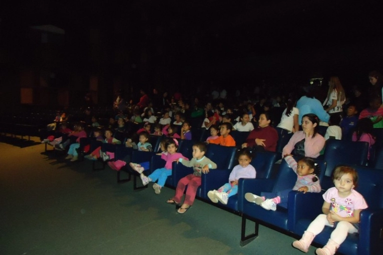 Crian&ccedil;as da Abadeus assistem espet&aacute;culo do projeto Palco Girat&oacute;rio