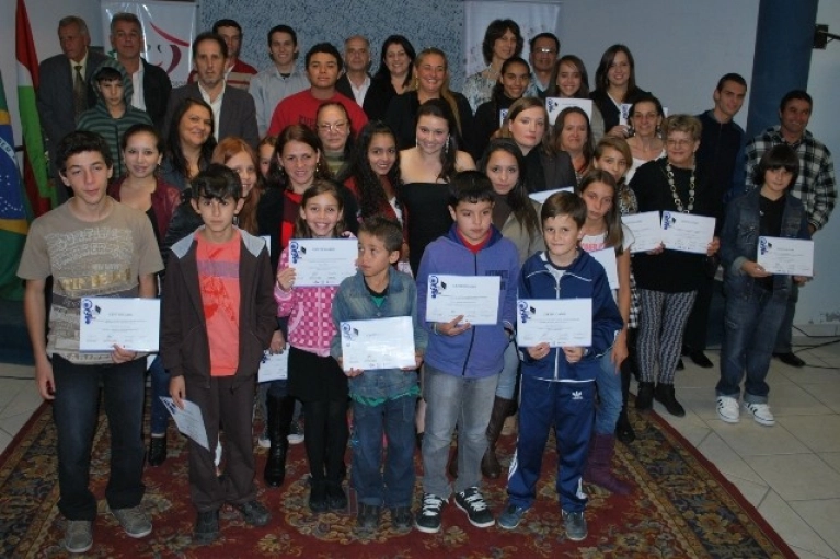 Abadeus forma 17&ordm; turma do projeto Gera&ccedil;&atilde;o.com Fontana