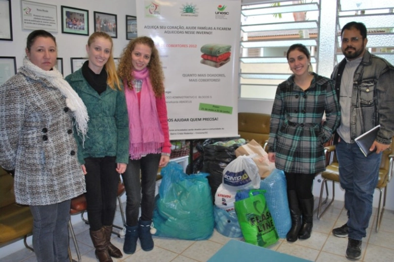Acad&ecirc;micas doam cobertores