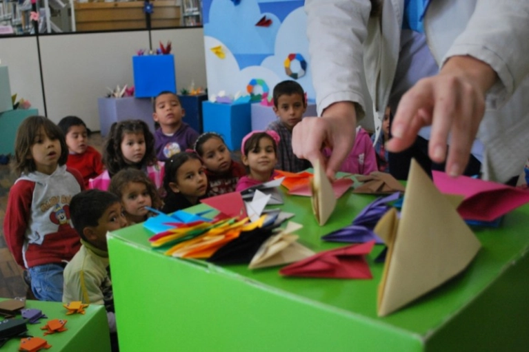 Crianças da Abadeus aprendem a fazer brincadeiras de papel