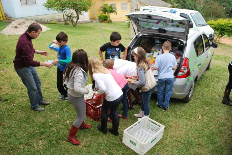Yazigi doa mais de uma tonelada de alimentos para Abadeus