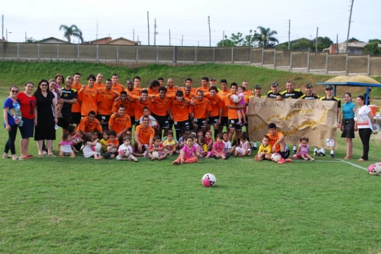 Crian&ccedil;as da Abadeus visitam Centro de Treinamento