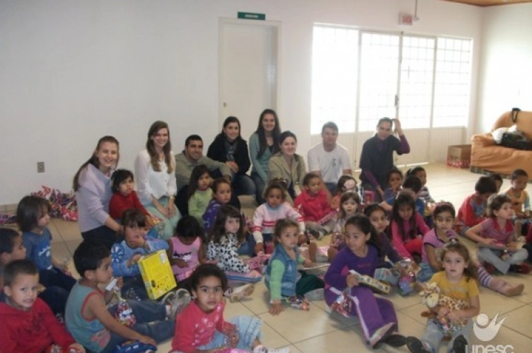 Integrantes de laborat&oacute;rio fazem doa&ccedil;&otilde;es de brinquedos &agrave; Abadeus