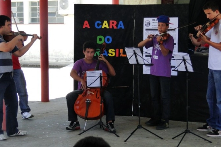 Abadeus participa da mostra cultura do Col&eacute;gio Heriberto Hulse  