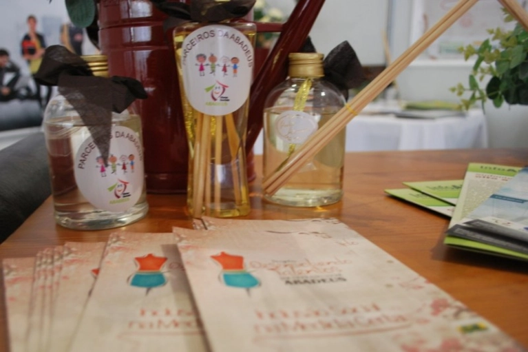 Volunt&aacute;rios comercializam aromatizantes para ajudar Abadeus