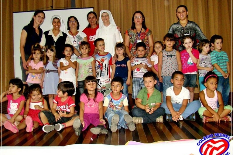 Crian&ccedil;as da Abadeus visitam o colegio Michel