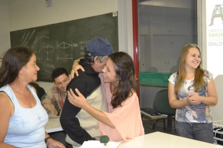 Fam&iacute;lia em risco social recebe projeto de nova casa