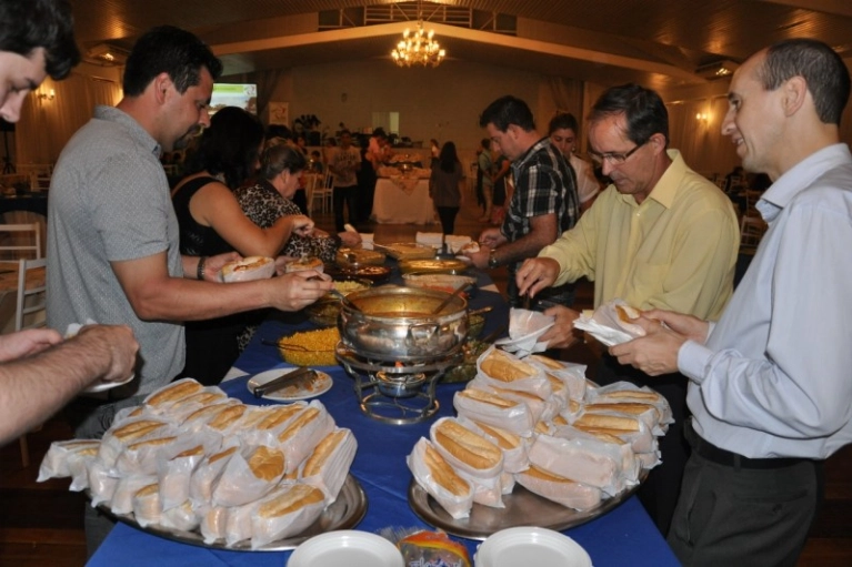 Abadeus comemora 53 anos com Dog&atilde;o Beneficente