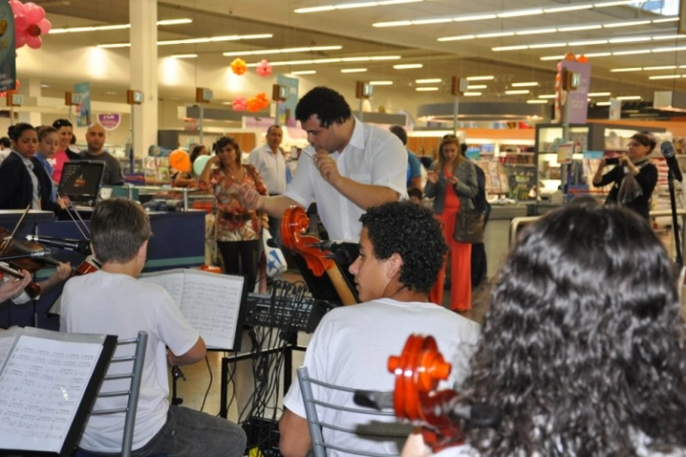 Sinfonia de Talentos se apresenta no anivers&aacute;rio do Angeloni