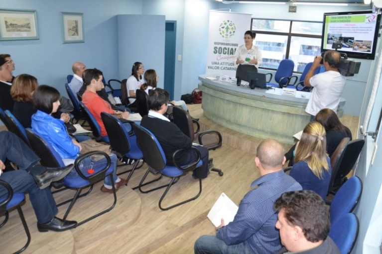 Abadeus apresenta case no semin&aacute;rio de Responsabilidade Social da Alesc