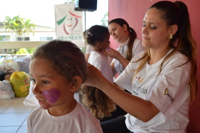 Funcion&aacute;rios do Hospital S&atilde;o Jo&atilde;o Batista doam roupas para Abadeus