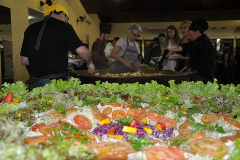500 pessoas reunidas em prol da solidariedade