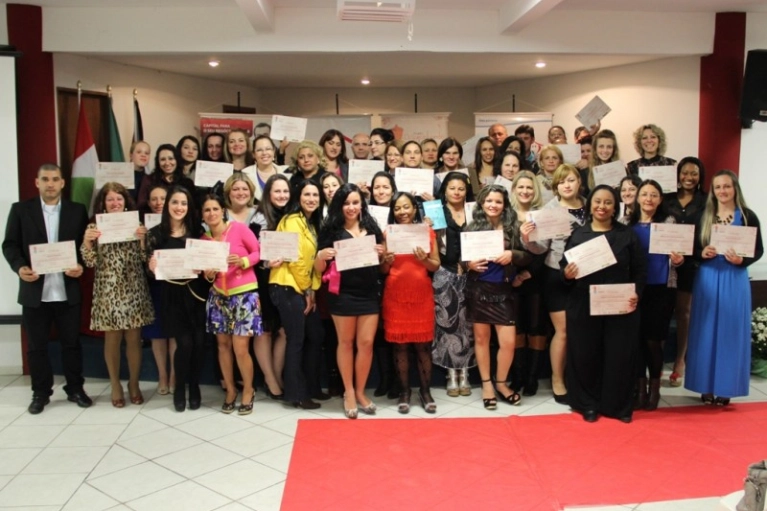 Abadeus forma mais de 100 alunos na &aacute;rea do vestu&aacute;rio