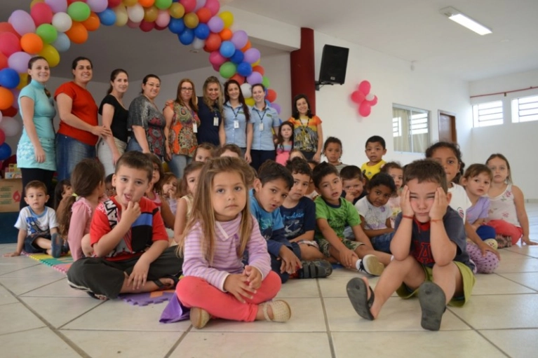 Y&aacute;zigi doa brinquedos para a creche da Abadeus