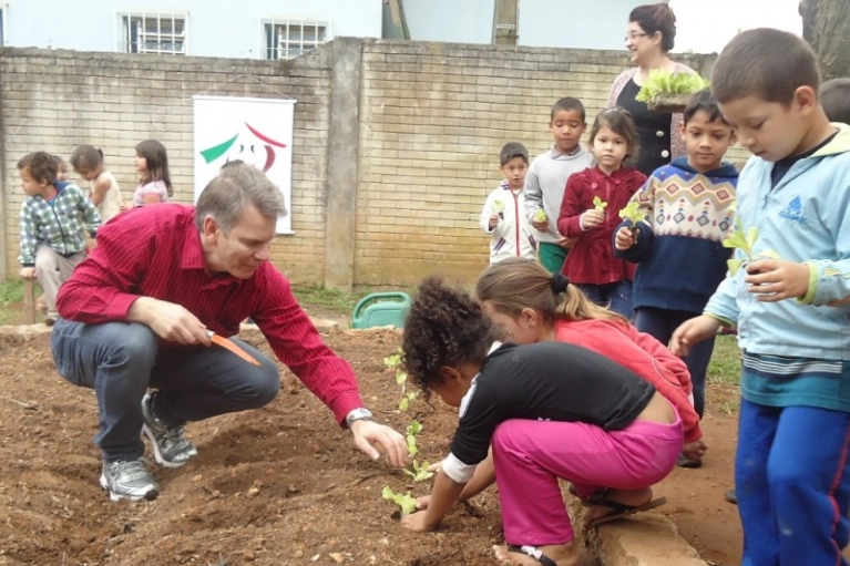 Crian&ccedil;as da Abadeus fazem o plantio da horta da institui&ccedil;&atilde;o