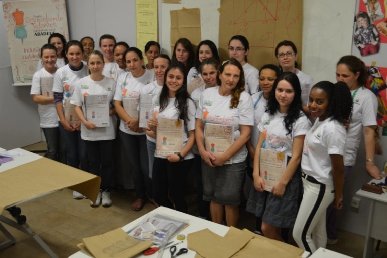 Abadeus distribui apostilas e uniforme para &uacute;ltimas turmas de 2013