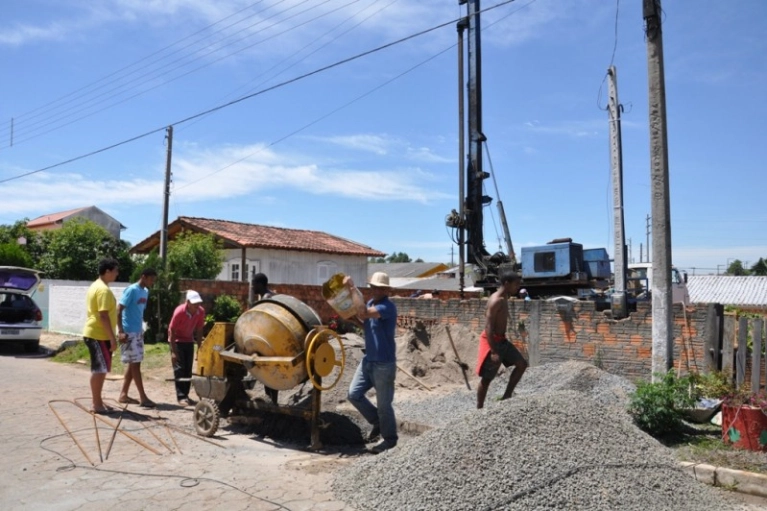 Volunt&aacute;rios colaboram com a constru&ccedil;&atilde;o de um novo lar