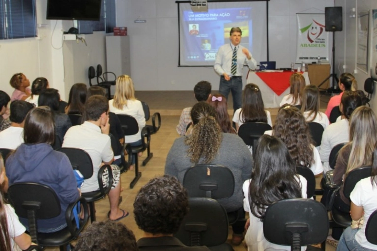 Edson Oliveira palestra para jovens do Empreendedor Aprendiz