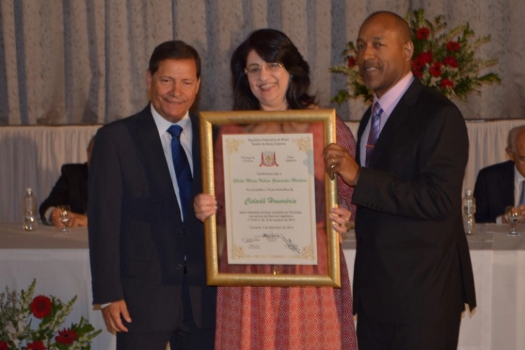 Diretora Executiva da Abadeus &eacute; homenageada em noite especial promovida pelo Legislativo Criciumense