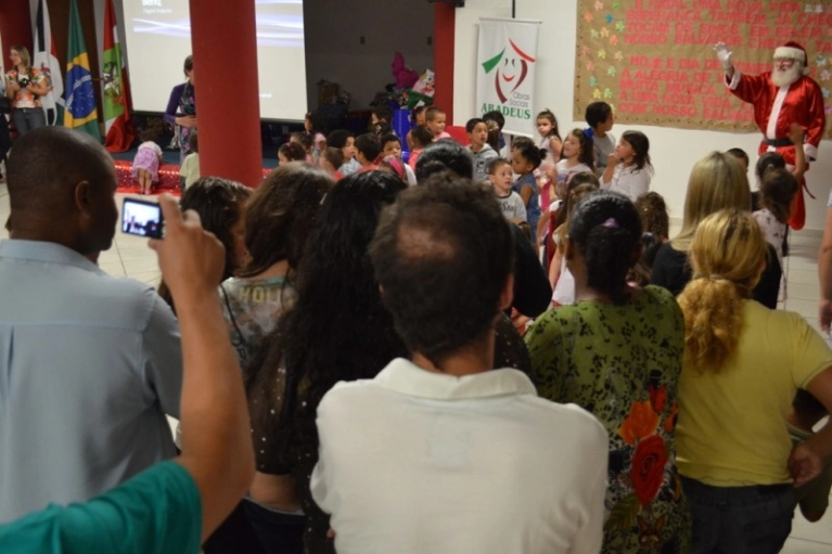 Dom&iacute;nio Sistemas leva Papai Noel para as Crian&ccedil;as da Abadeus