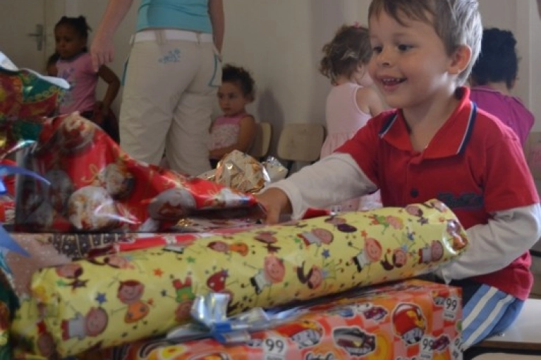 Fontana entrega presentes de natal na Abadeus