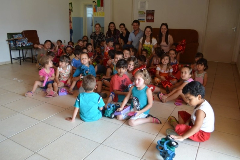 Volunt&aacute;rios fazem festa para crian&ccedil;as do CEI