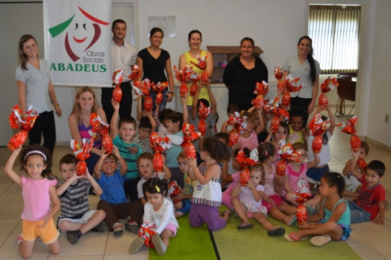 P&aacute;scoa Solid&aacute;ria entrega ovos de chocolate