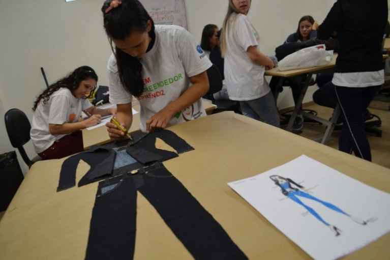 Alunos do projeto Jovem Aprendiz realizam pesquisa na &aacute;rea da moda
