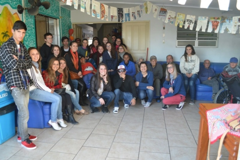 Jovem Aprendiz da Abadeus fazem visita ao asilo