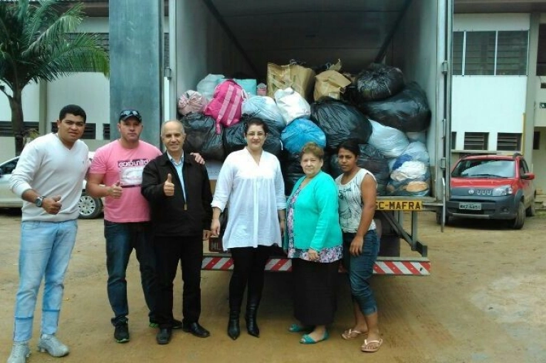 Abadeus doa roupas para atingidos pelas cheias em Mafra
