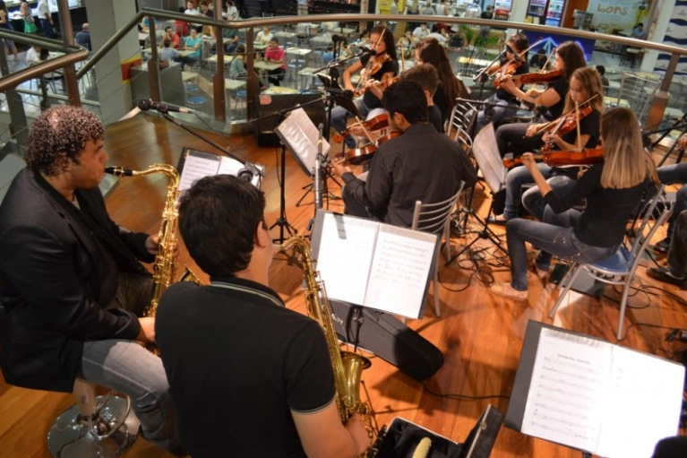 Orquestra se apresenta no Espa&ccedil;o Cultural Angeloni