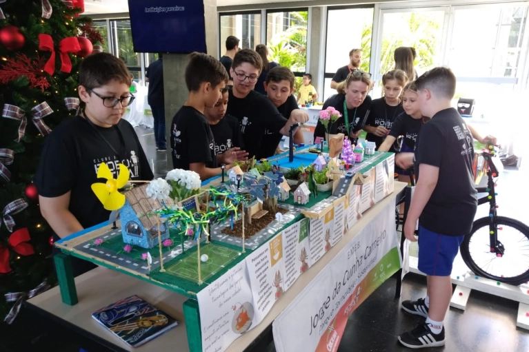 Tecnologia aplicada na solução de problemas marca Feira de Robótica das escolas de Criciúma