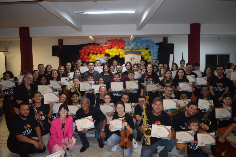 Abadeus celebra formatura de mais de 80 alunos na Escola de Artes