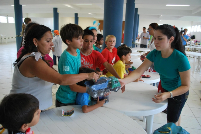 Natal Solid&aacute;rio distribui brinquedos no Cristo Redentor