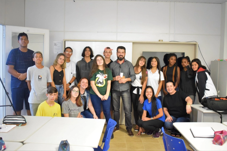 Alunos do Programa Jovens Talentos: Aprendizagem e Empreendedorismo Abadeus participam de palestra