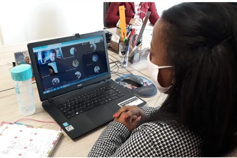 Abadeus realiza aulas online para garantir aprendizado de mais de 300 alunos