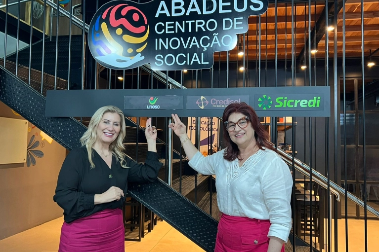 Parceria entre Unesc e ABADEUS &eacute; oficializada com placa no Centro de Inova&ccedil;&atilde;o Social